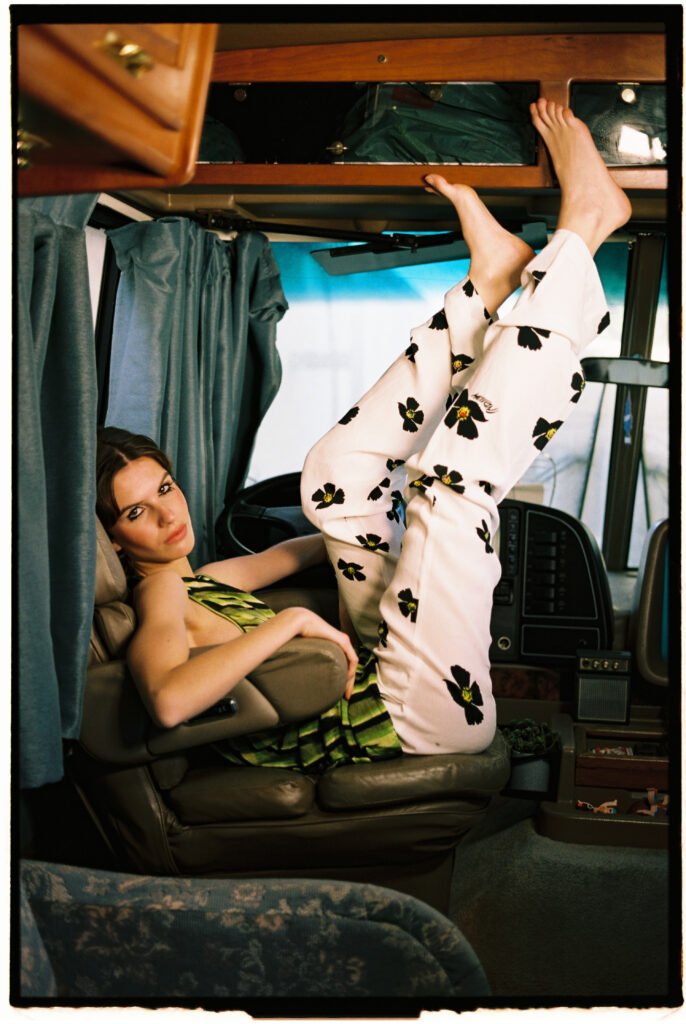 mujer sentada con las piernas arriba dentro de un coche