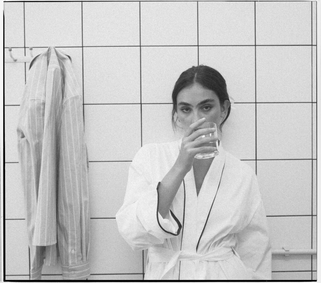 foto en blanco y negro de una mujer en el baño