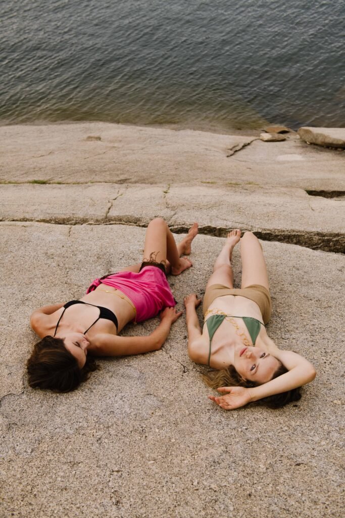 Dos mujeres acostadas en el suelo en bikini